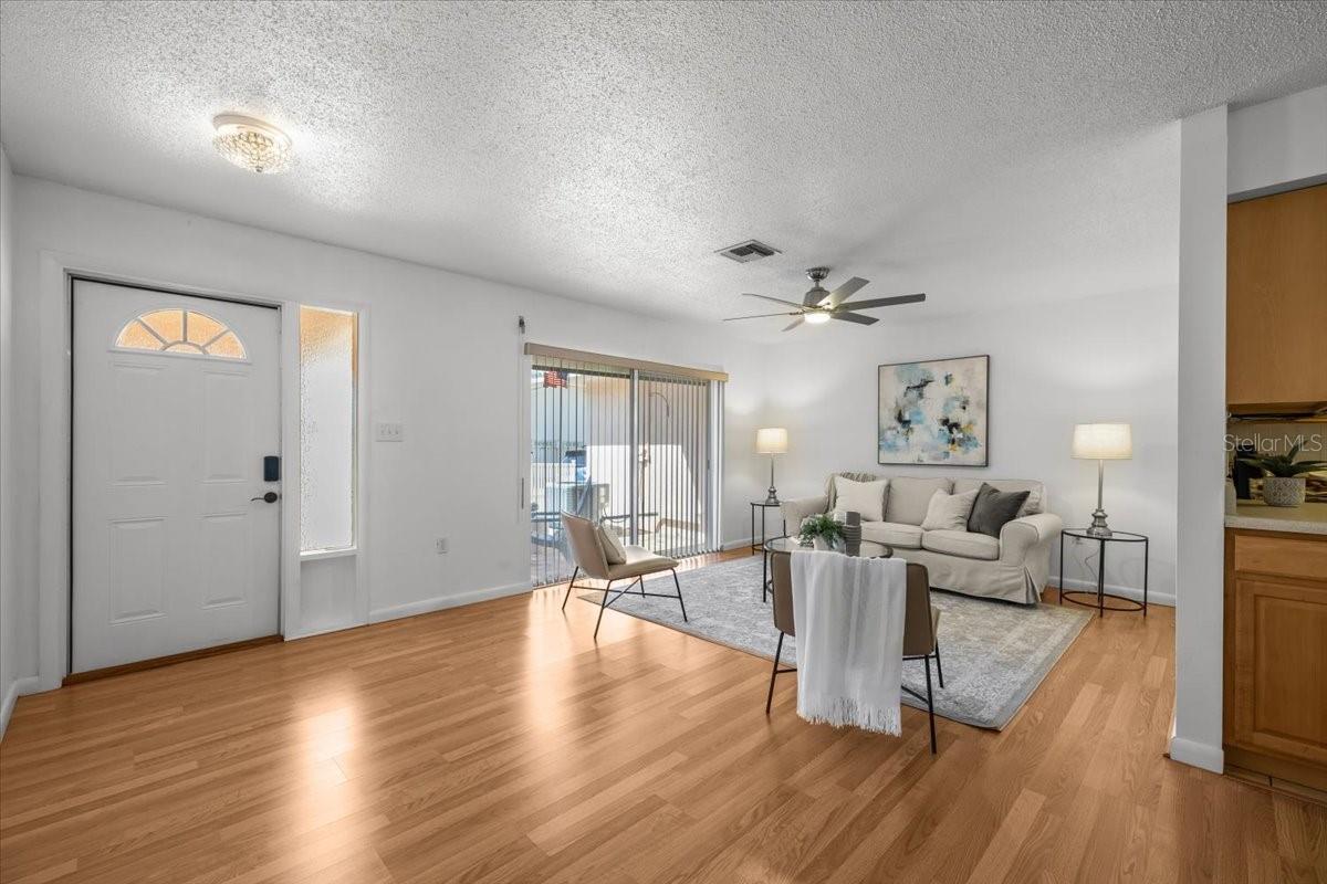 Image 4 of 62 For 10467 Larchmont Place N