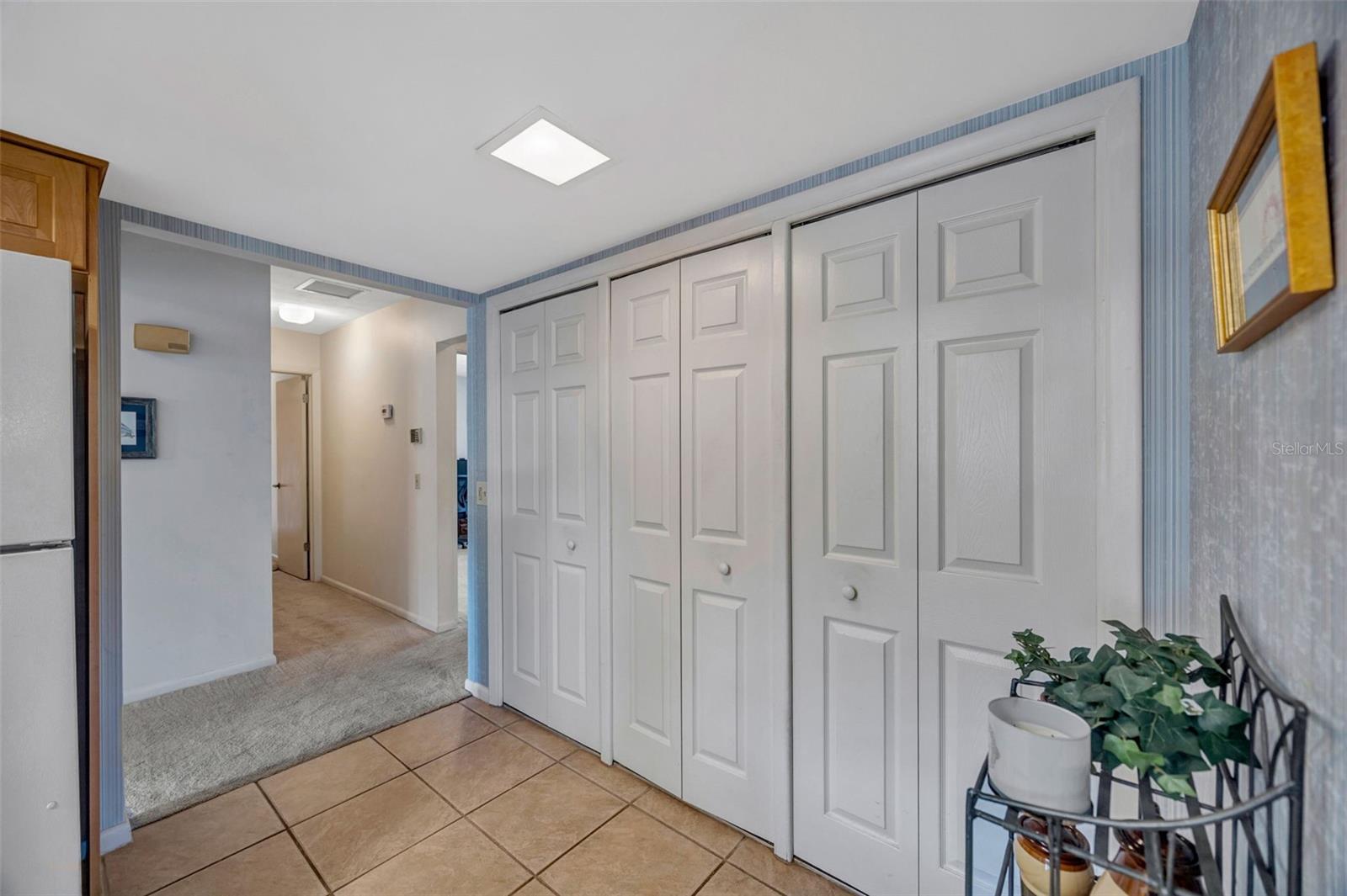 Listing photo id 8 for 1011 Meadowcrest Drive