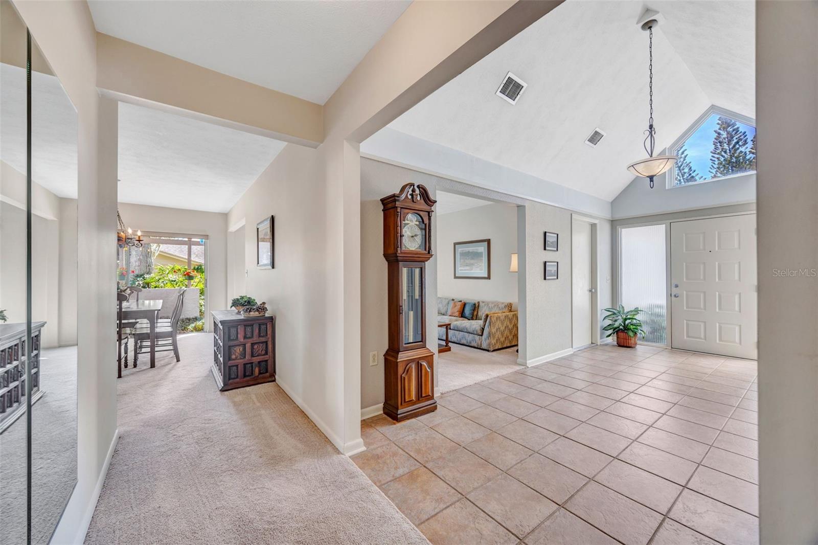 Listing photo id 9 for 1011 Meadowcrest Drive