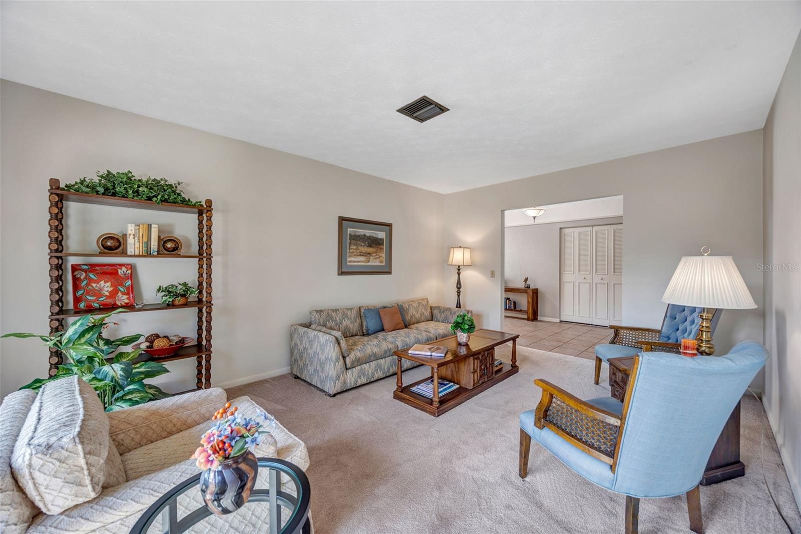 Listing photo id 11 for 1011 Meadowcrest Drive