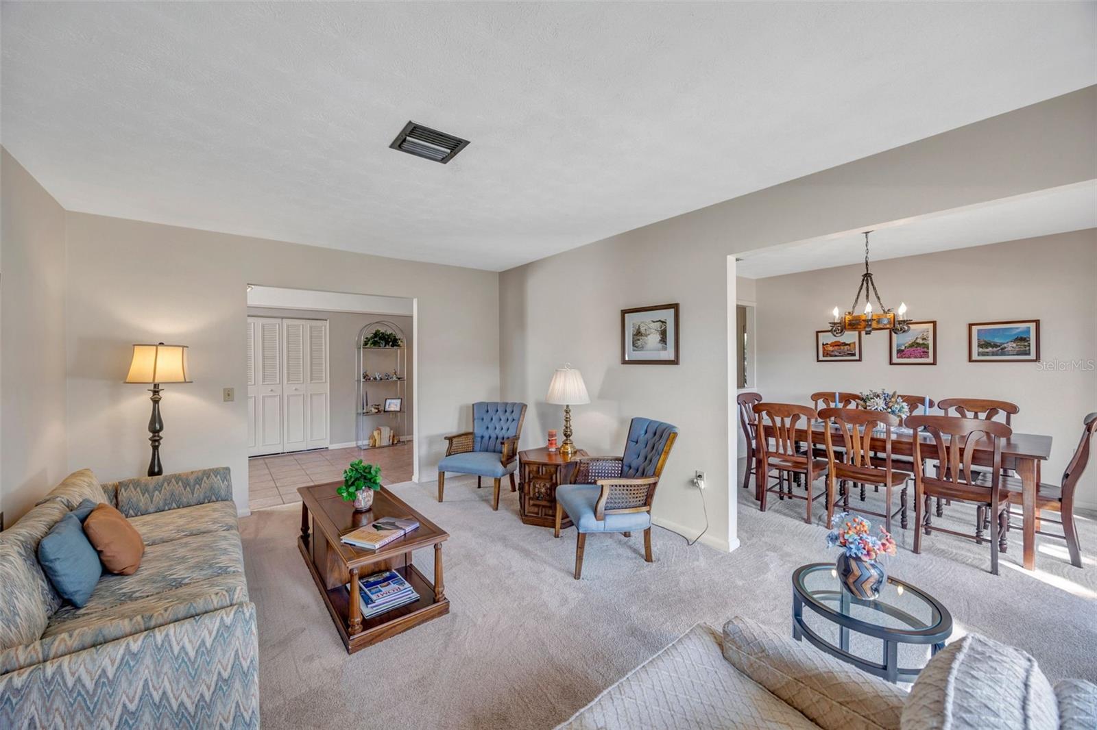 Listing photo id 12 for 1011 Meadowcrest Drive