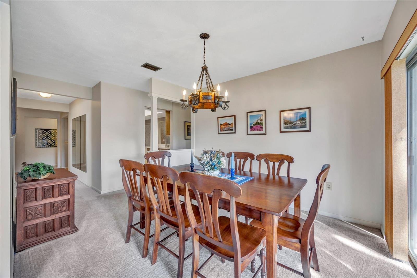 Listing photo id 13 for 1011 Meadowcrest Drive