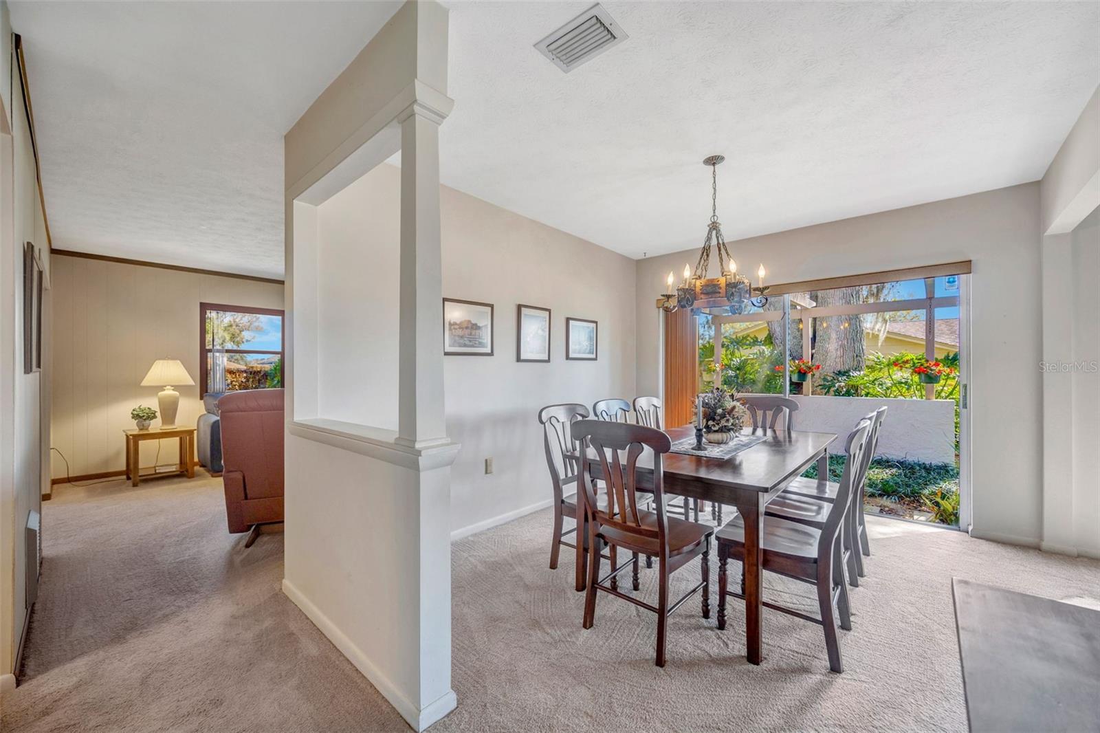 Listing photo id 14 for 1011 Meadowcrest Drive