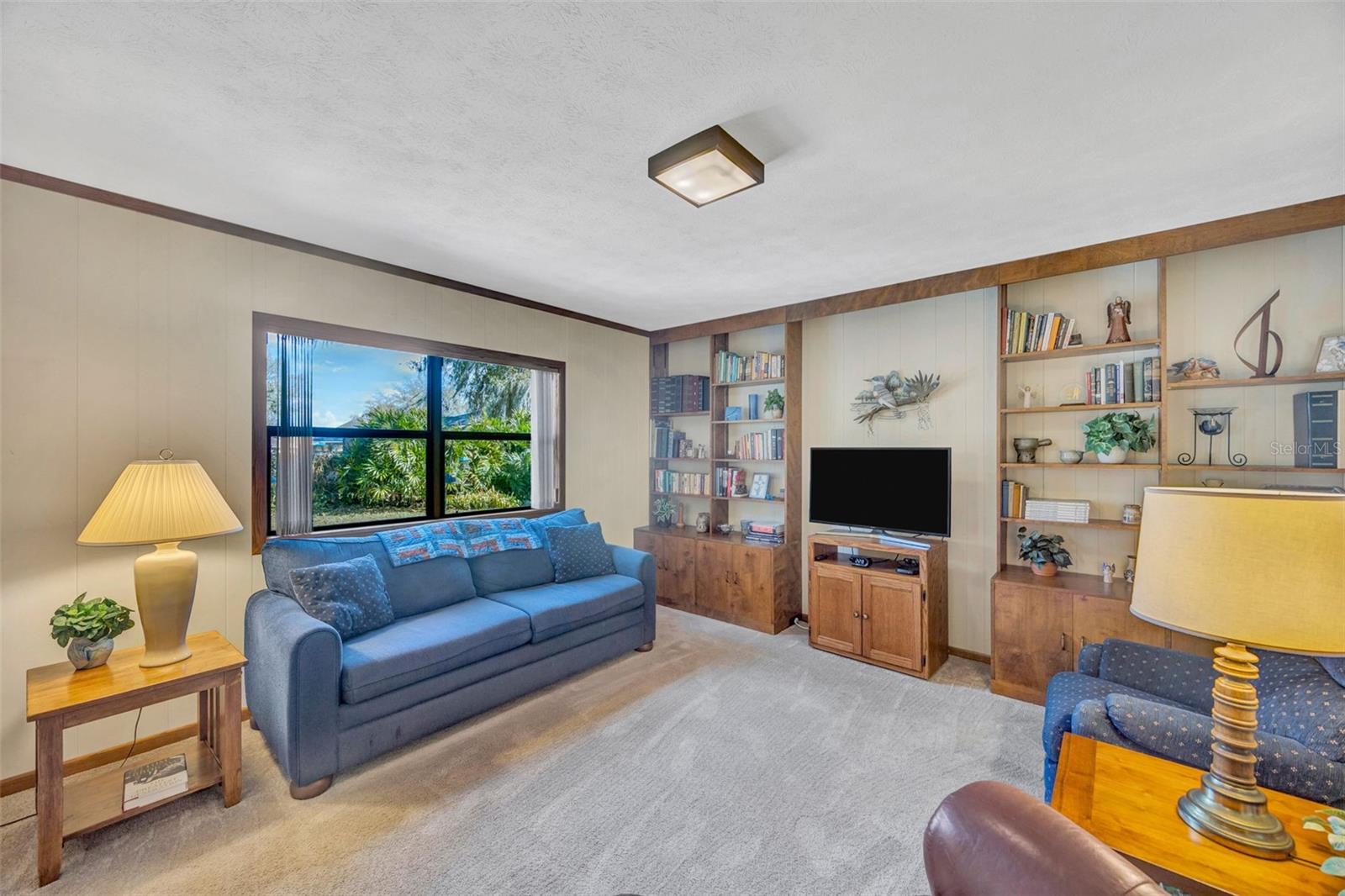 Listing photo id 15 for 1011 Meadowcrest Drive