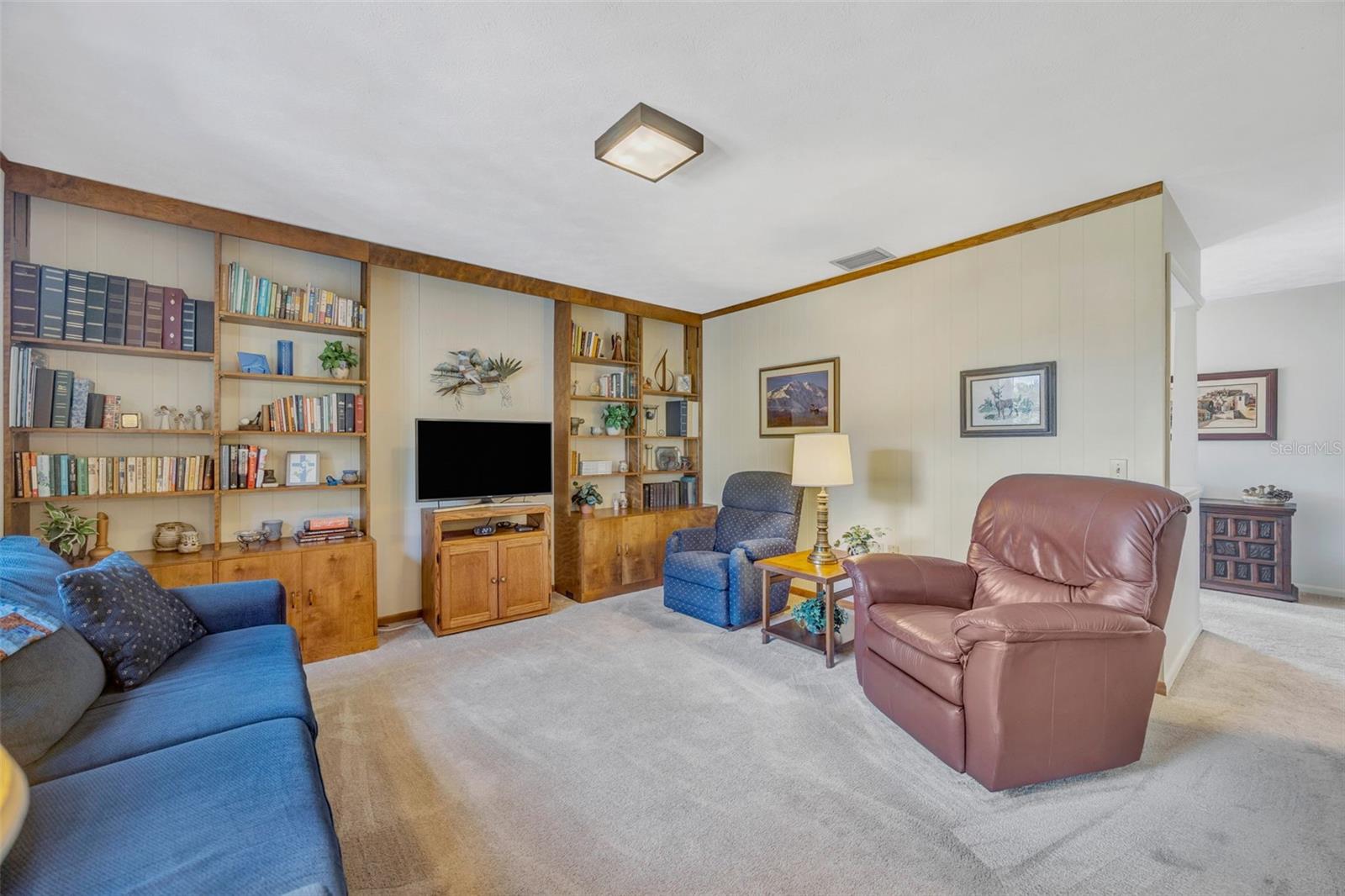 Listing photo id 16 for 1011 Meadowcrest Drive