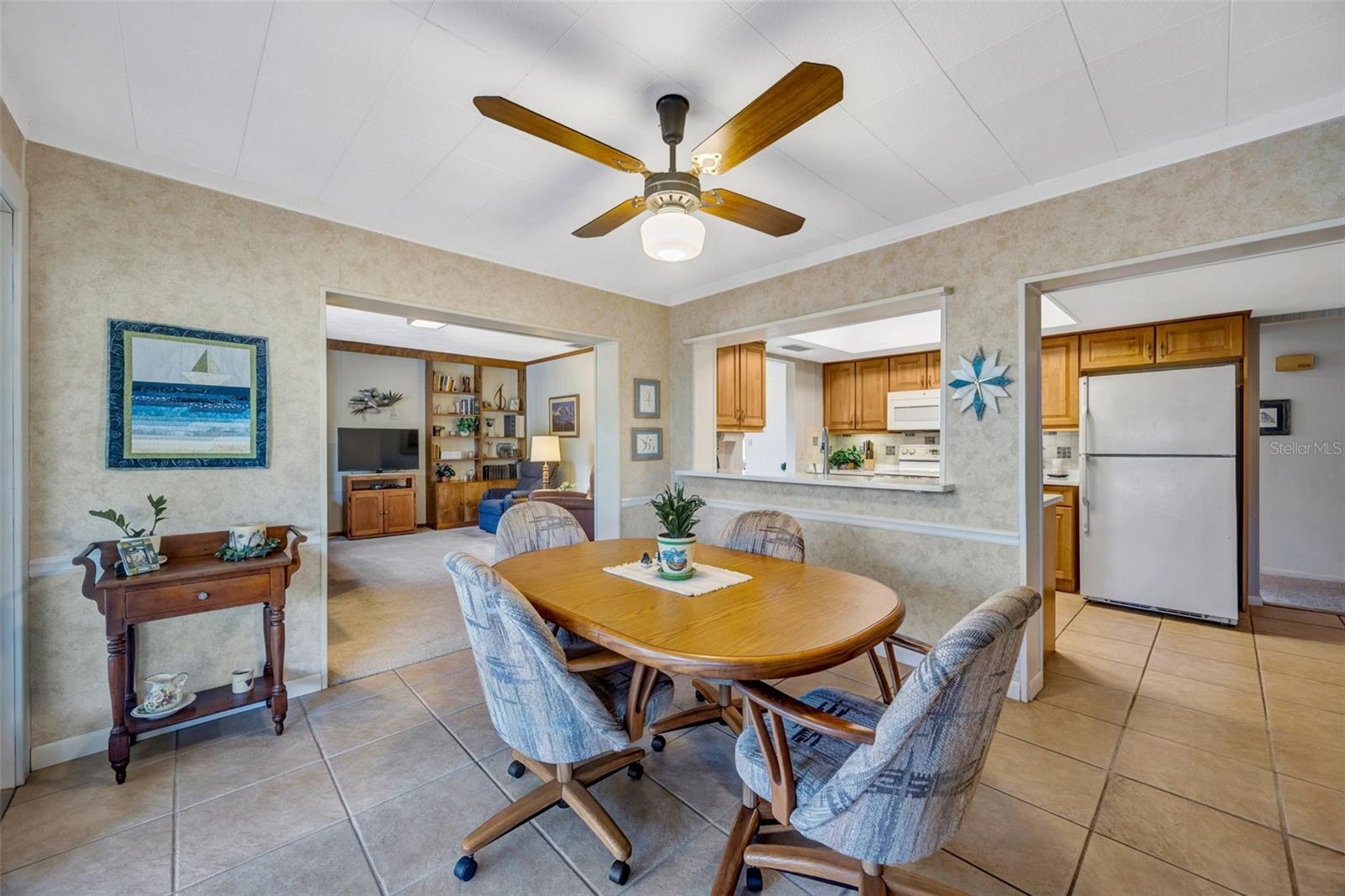 Listing photo id 17 for 1011 Meadowcrest Drive