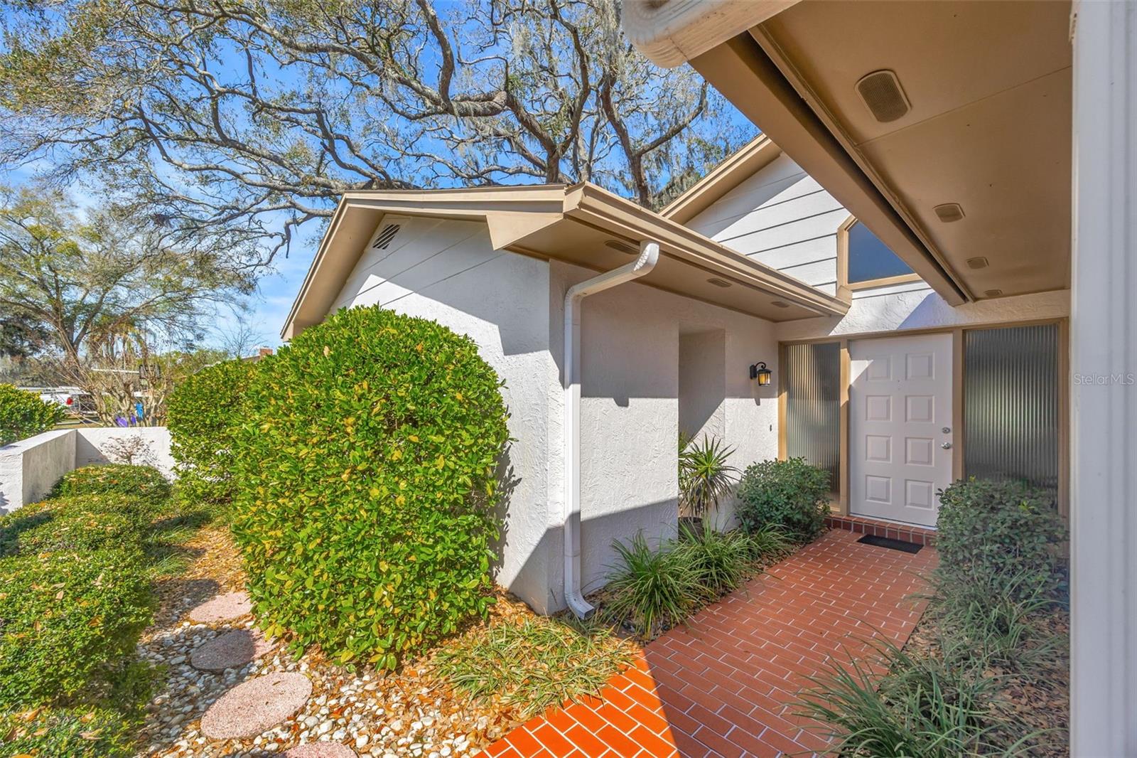 Listing photo id 0 for 1011 Meadowcrest Drive