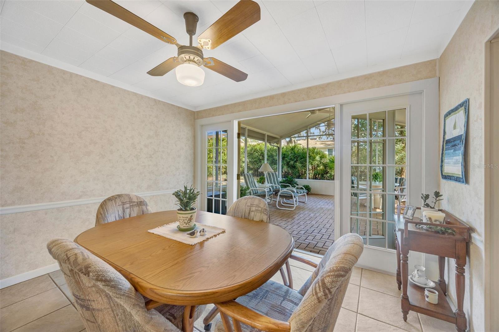 Listing photo id 18 for 1011 Meadowcrest Drive