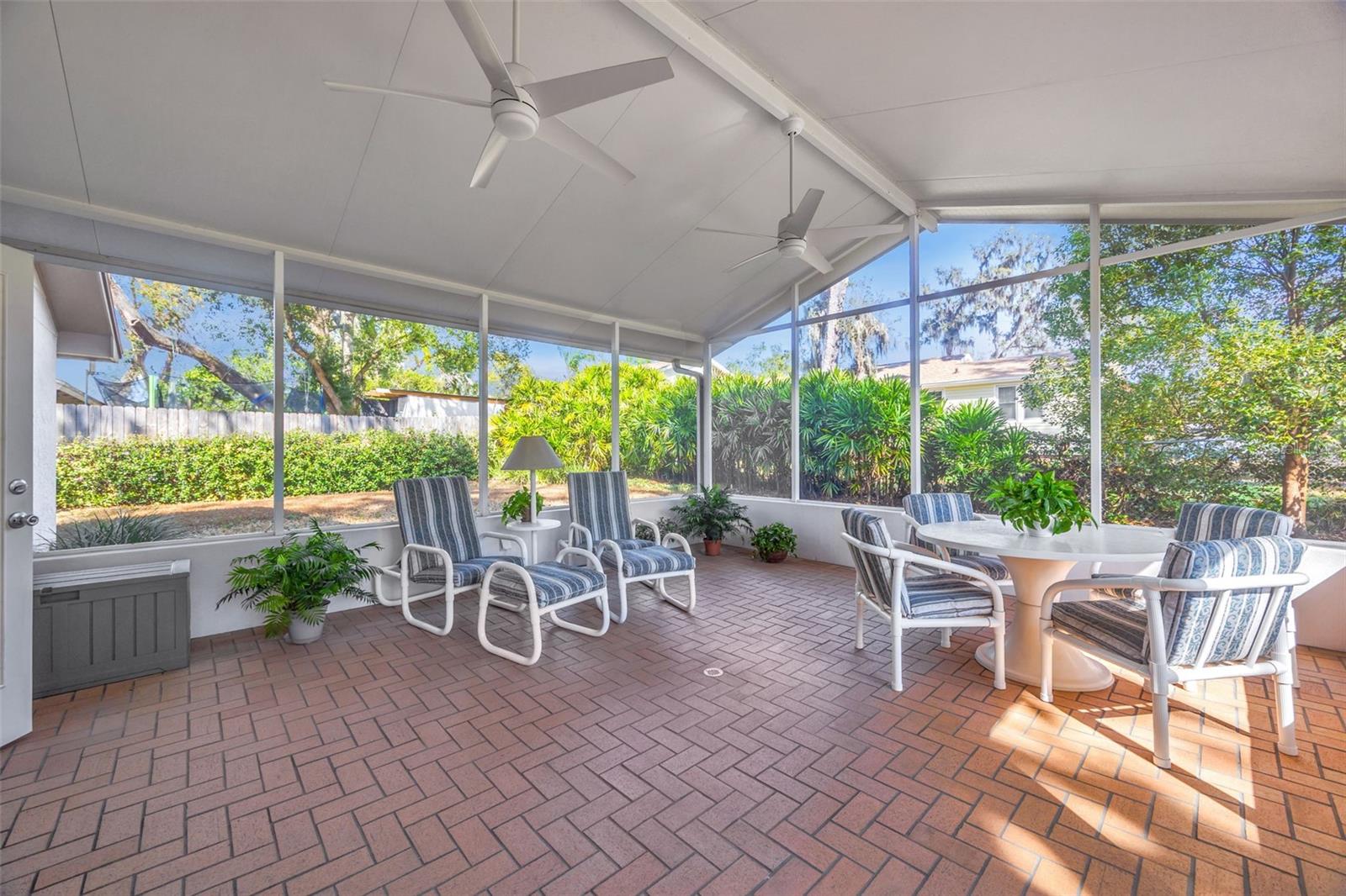 Listing photo id 19 for 1011 Meadowcrest Drive