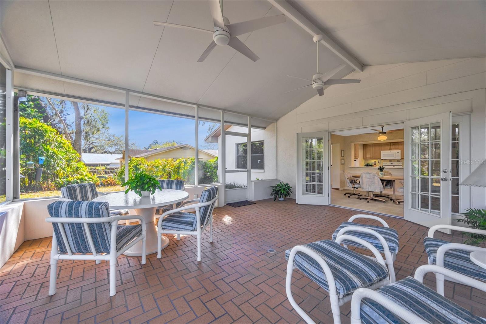 Listing photo id 20 for 1011 Meadowcrest Drive