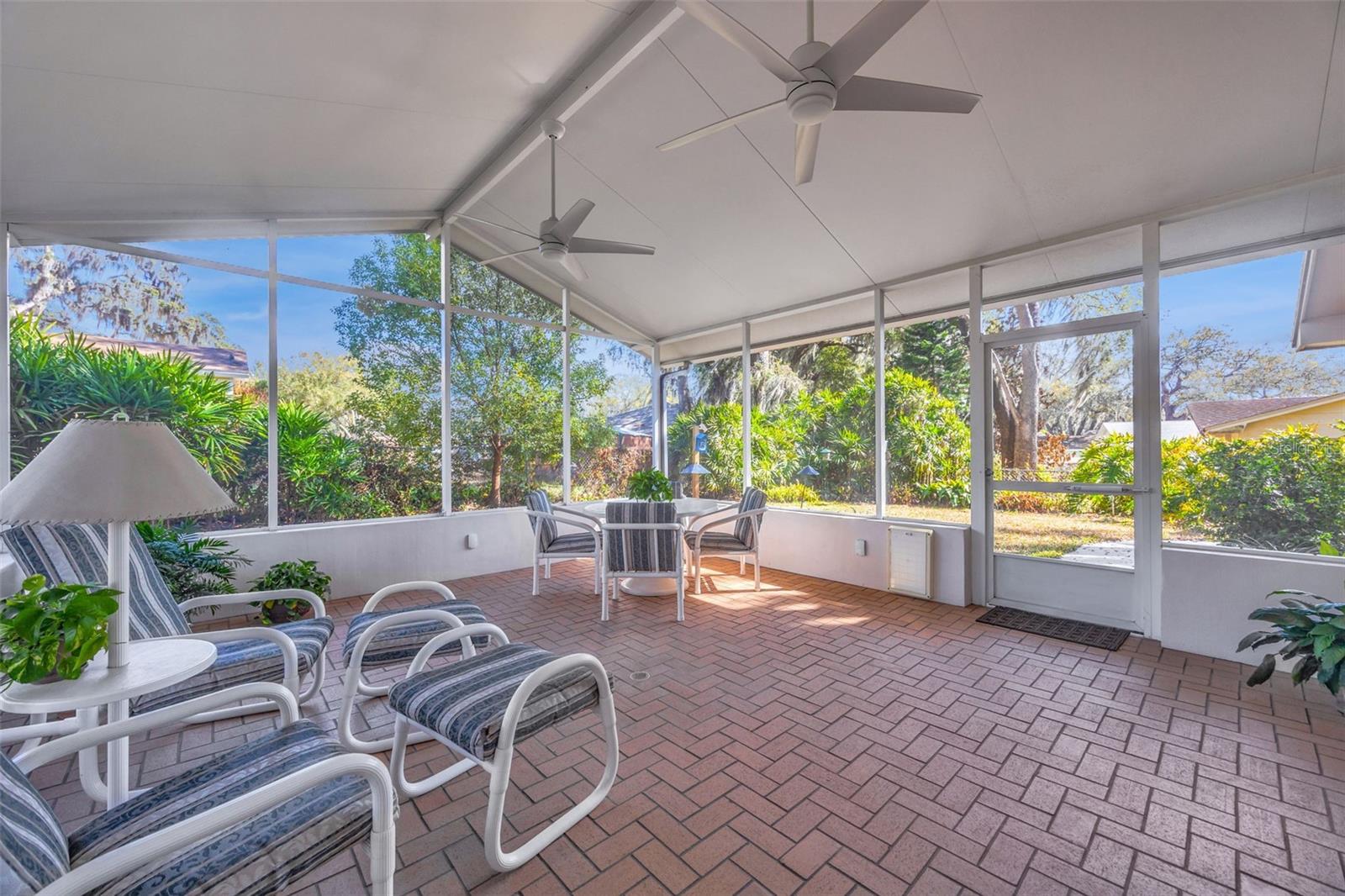 Listing photo id 21 for 1011 Meadowcrest Drive