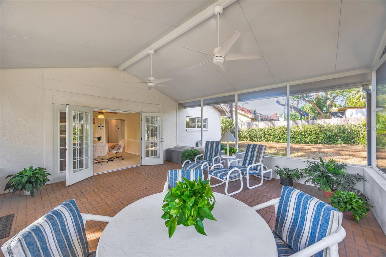 Listing photo id 22 for 1011 Meadowcrest Drive