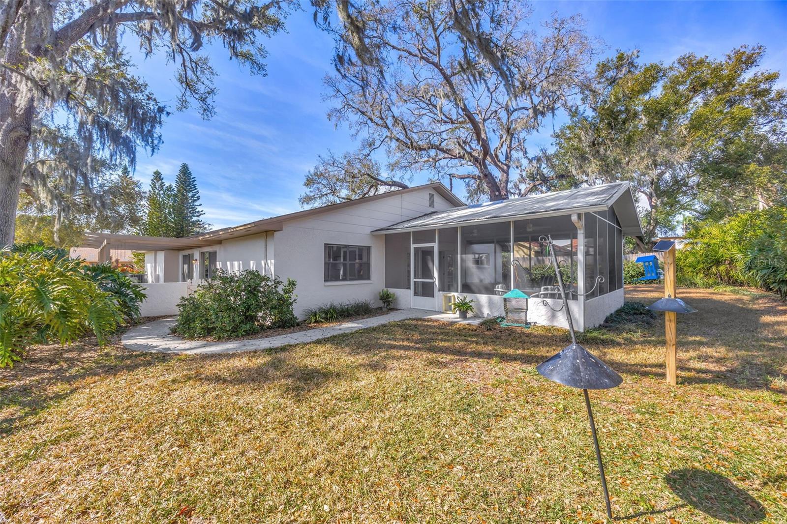 Listing photo id 24 for 1011 Meadowcrest Drive