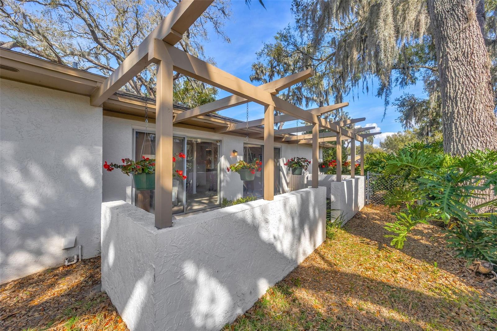 Listing photo id 25 for 1011 Meadowcrest Drive