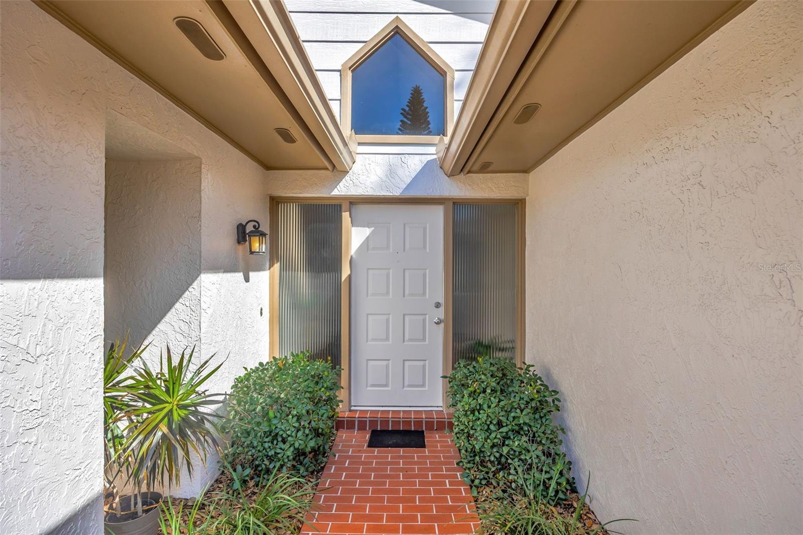 Listing photo id 1 for 1011 Meadowcrest Drive