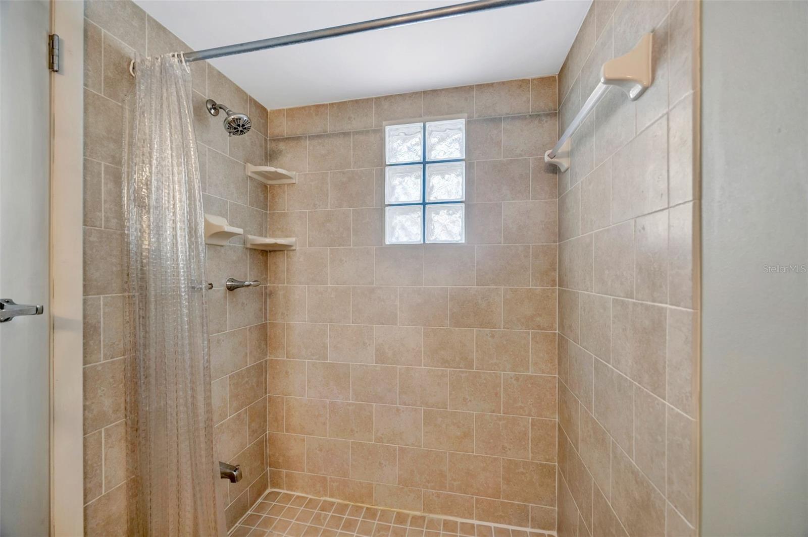 Listing photo id 29 for 1011 Meadowcrest Drive