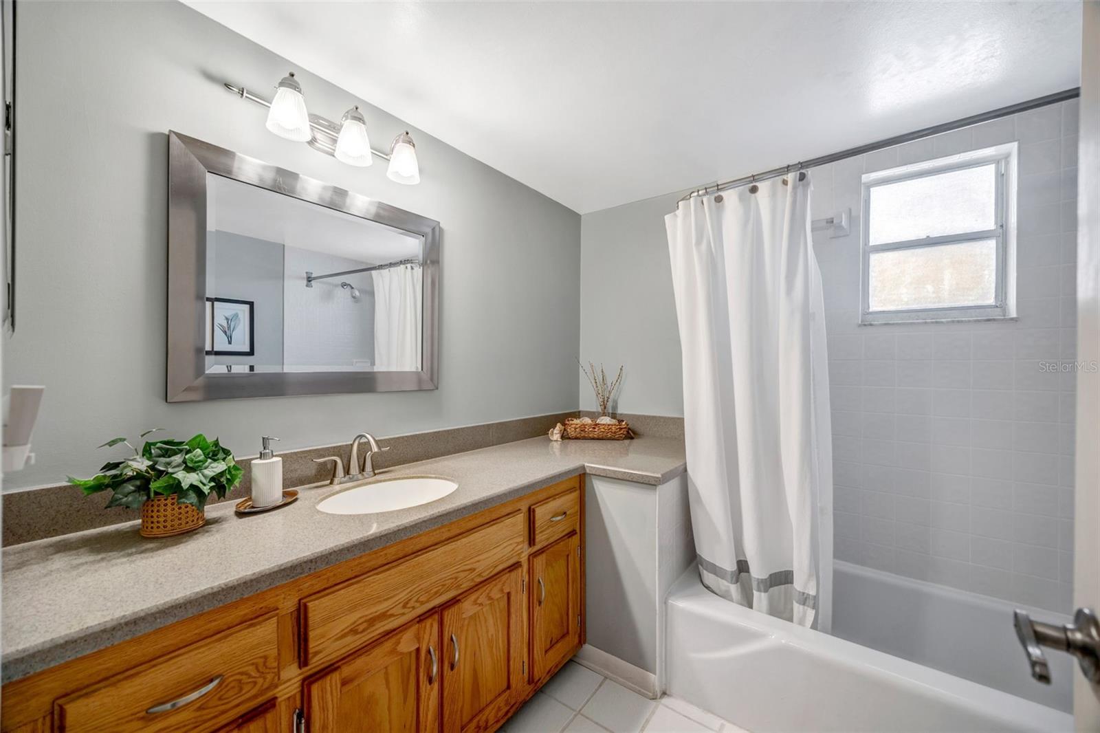 Listing photo id 33 for 1011 Meadowcrest Drive