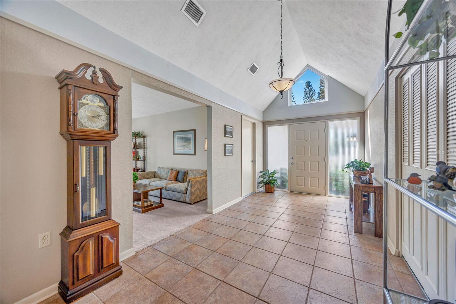 Listing photo id 2 for 1011 Meadowcrest Drive