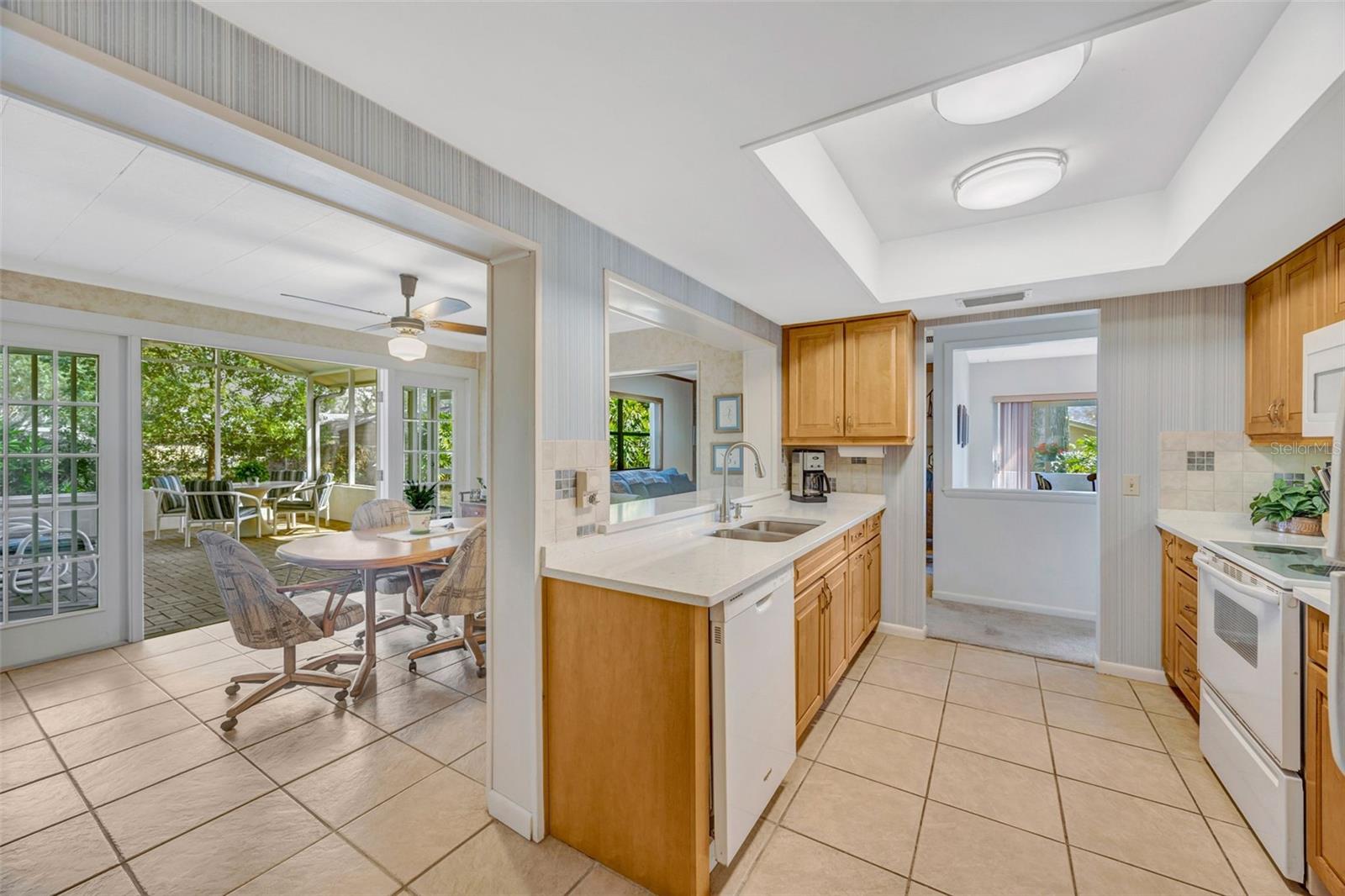 Listing photo id 3 for 1011 Meadowcrest Drive