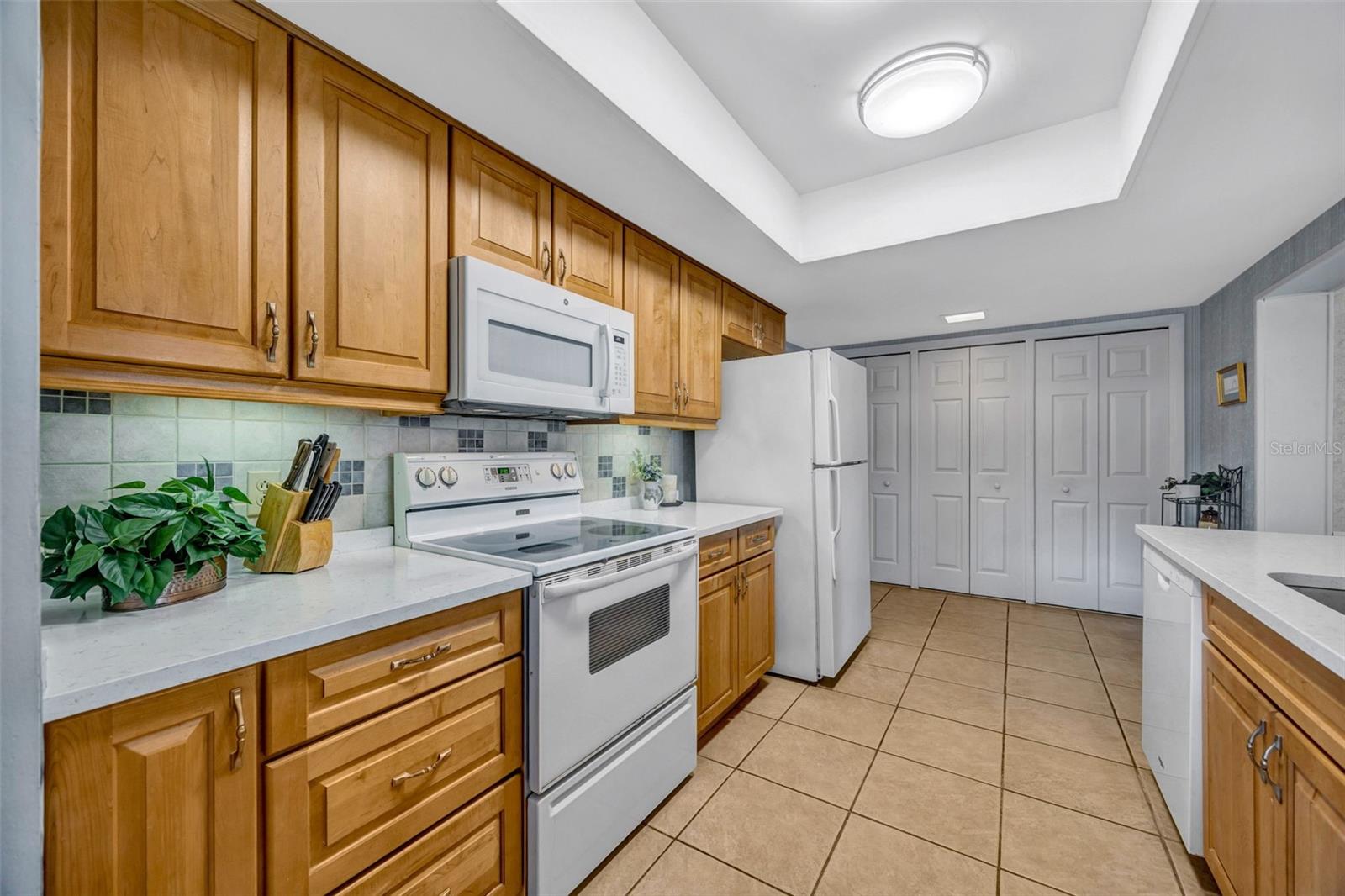 Listing photo id 4 for 1011 Meadowcrest Drive