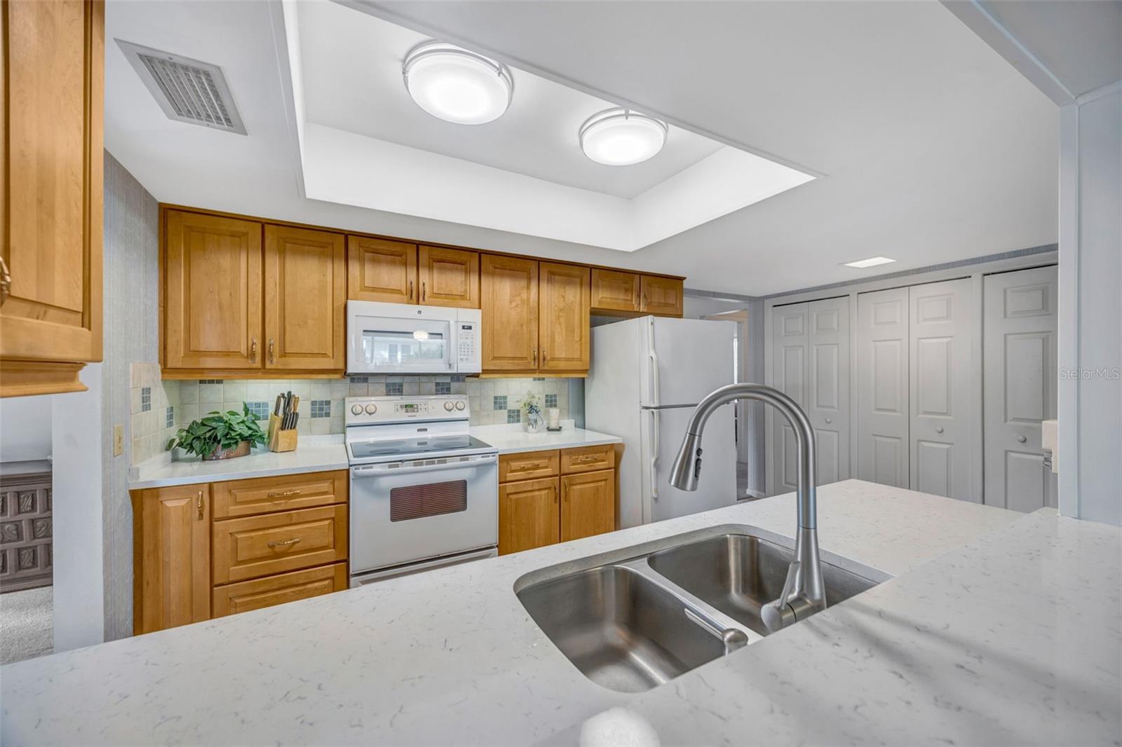 Listing photo id 7 for 1011 Meadowcrest Drive