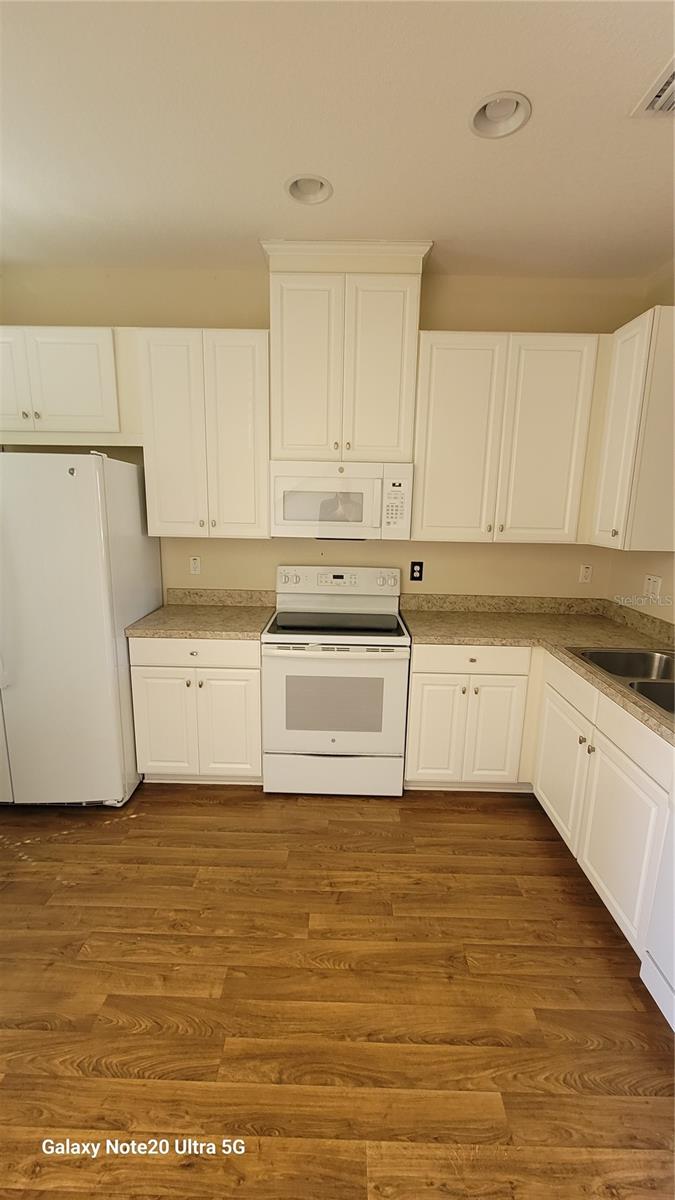 Image 4 of 13 For 8810 Walnut Gable Court