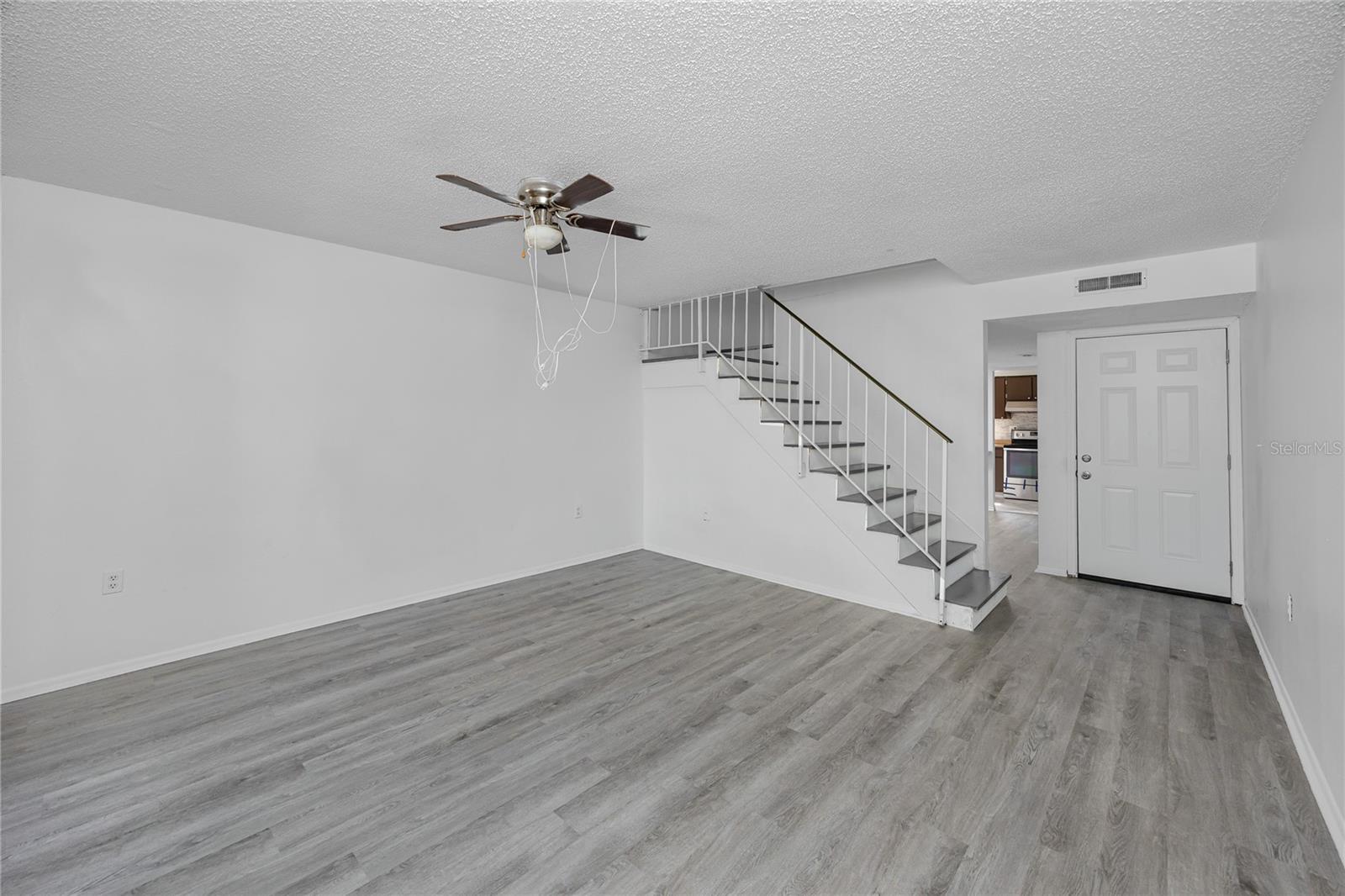 Image 4 of 43 For 14422 Reuter Strasse Circle 112