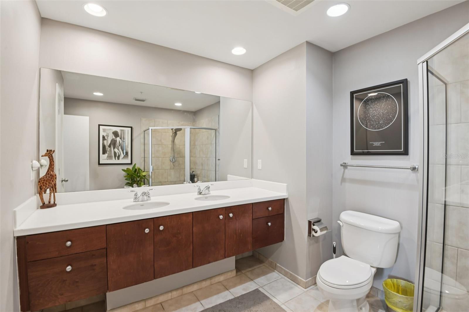 Listing photo id 13 for 1120 Kennedy Boulevard 715