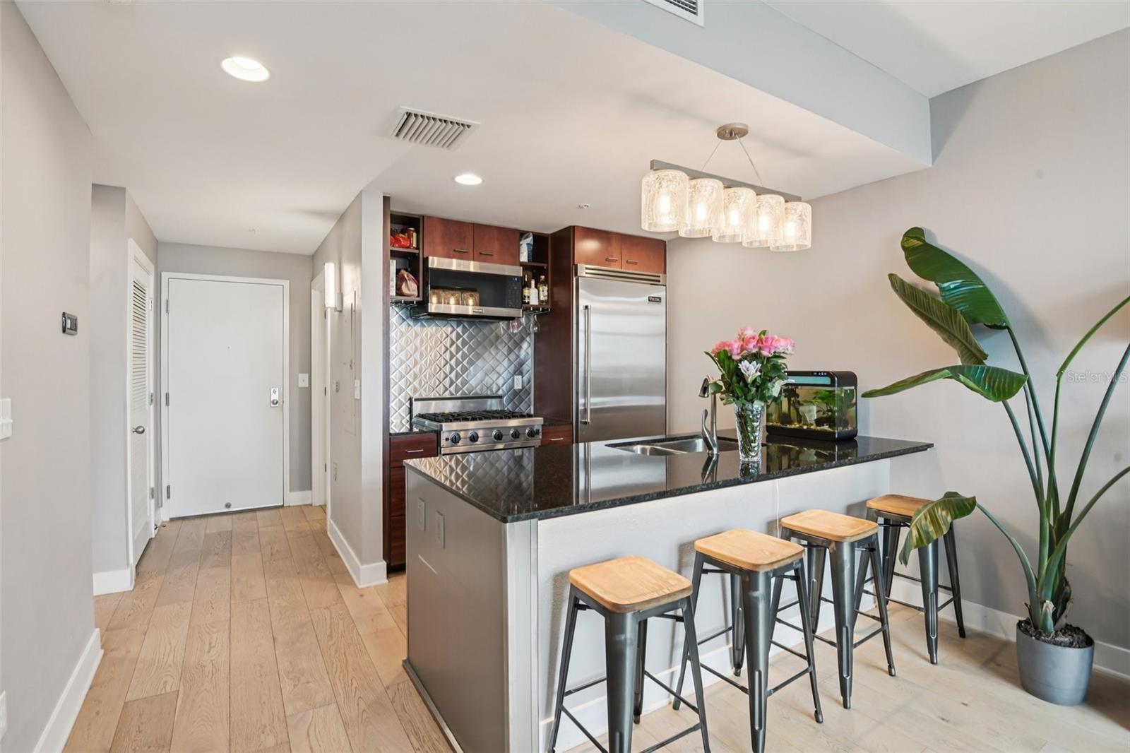 Listing photo id 1 for 1120 Kennedy Boulevard 715