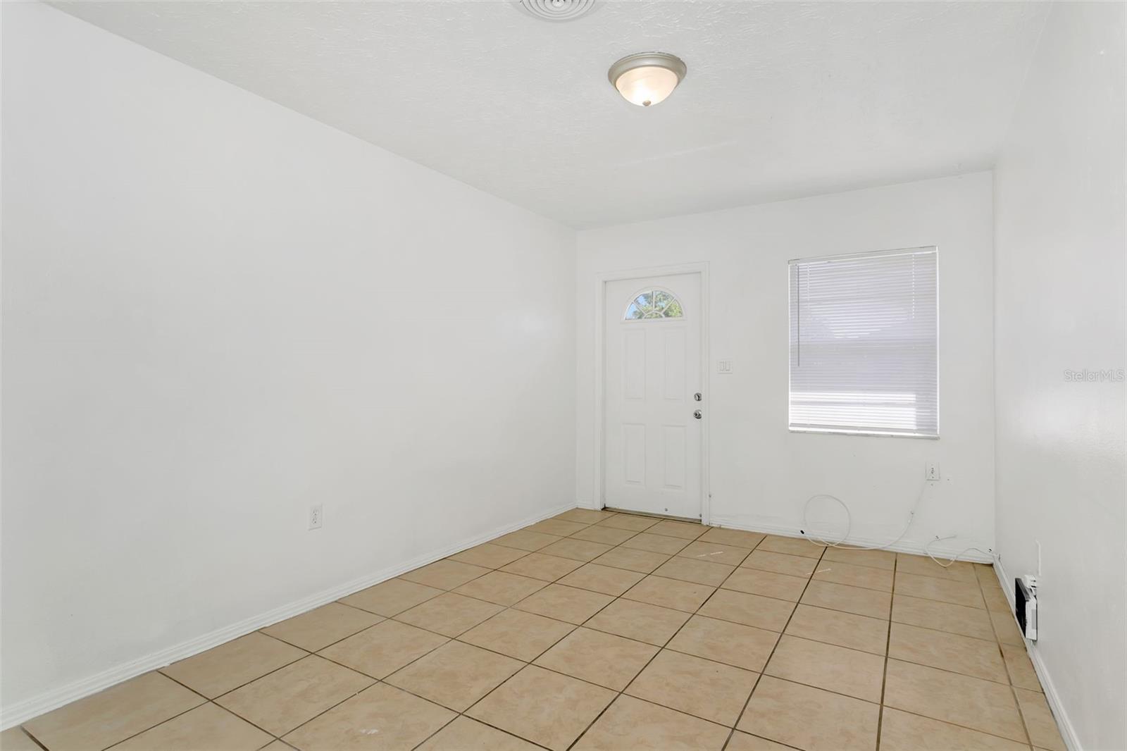 Image 3 of 30 For 810 21st Avenue W