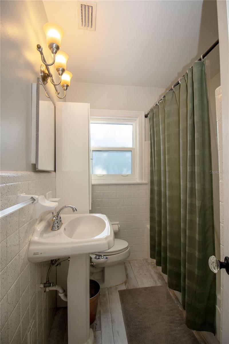 Image 15 of 23 For 1547 35th Avenue N