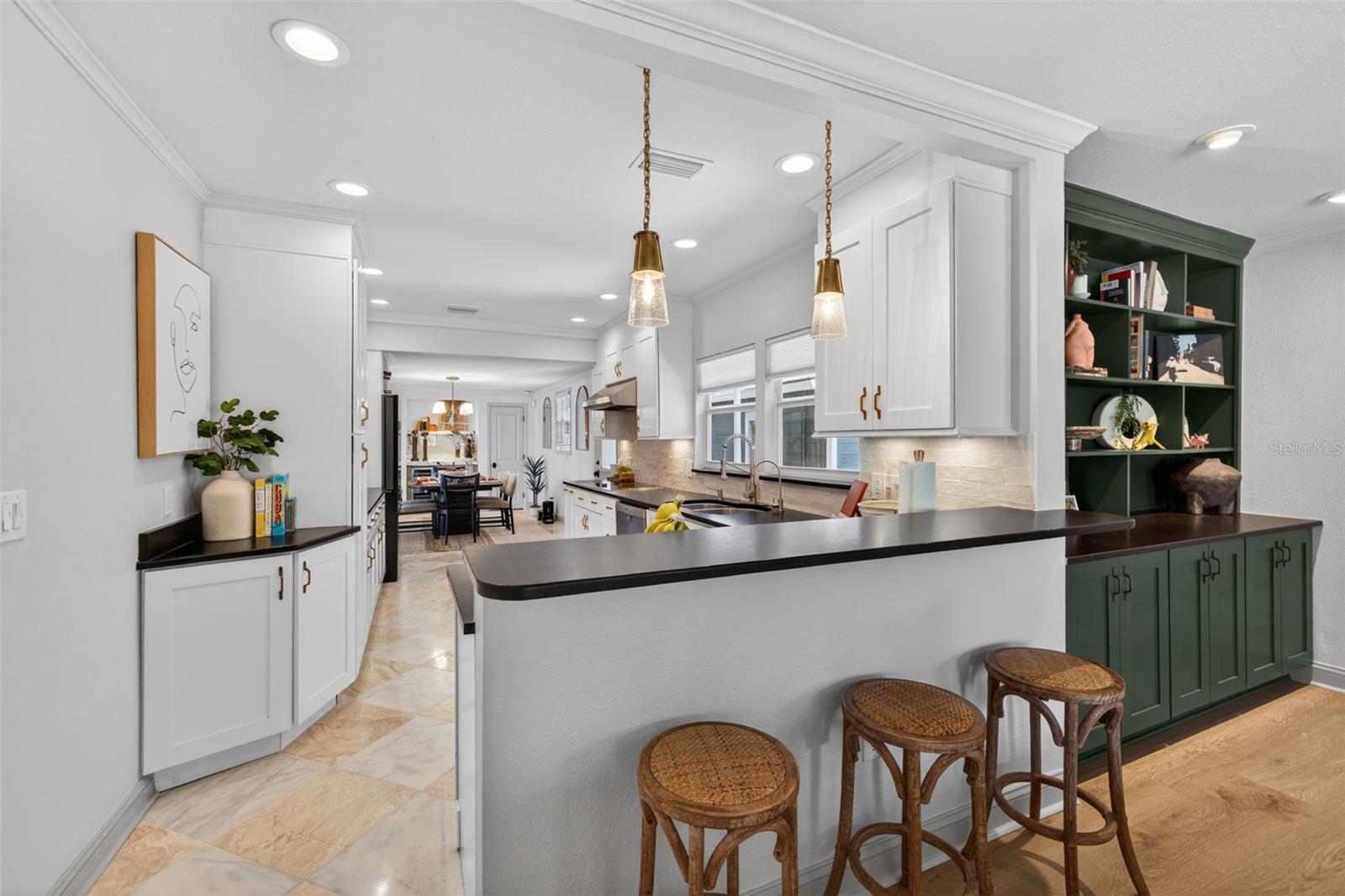 Listing photo id 11 for 3305 Perry Avenue