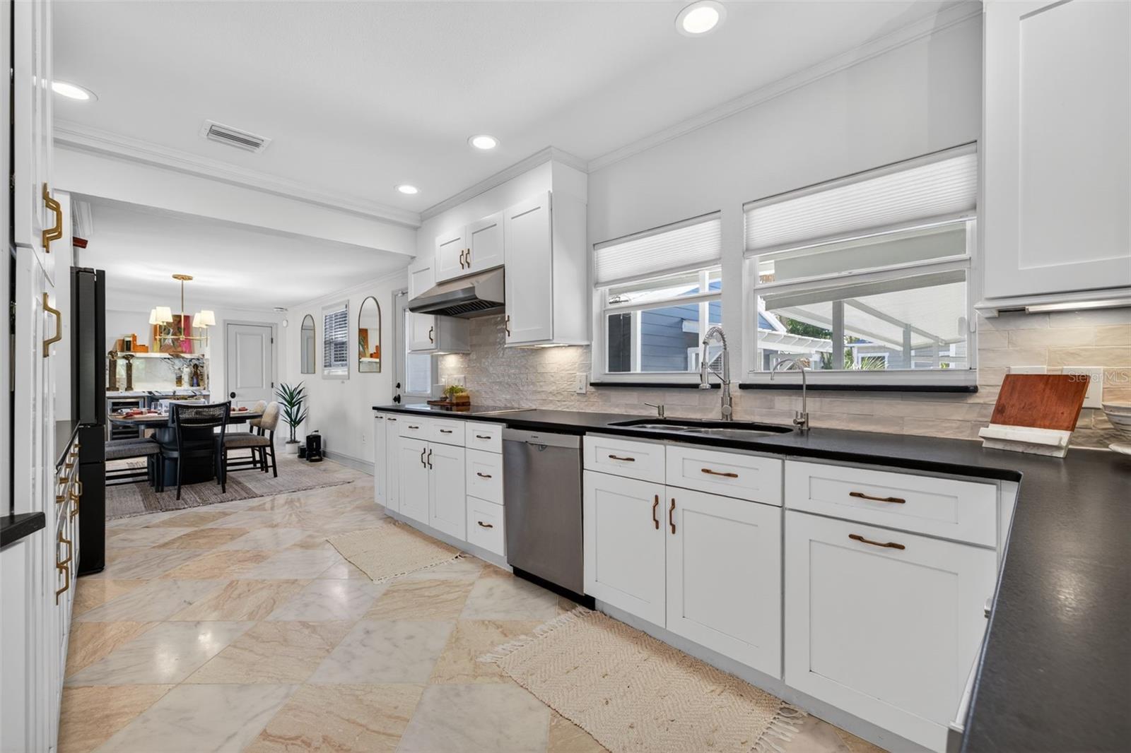 Listing photo id 12 for 3305 Perry Avenue