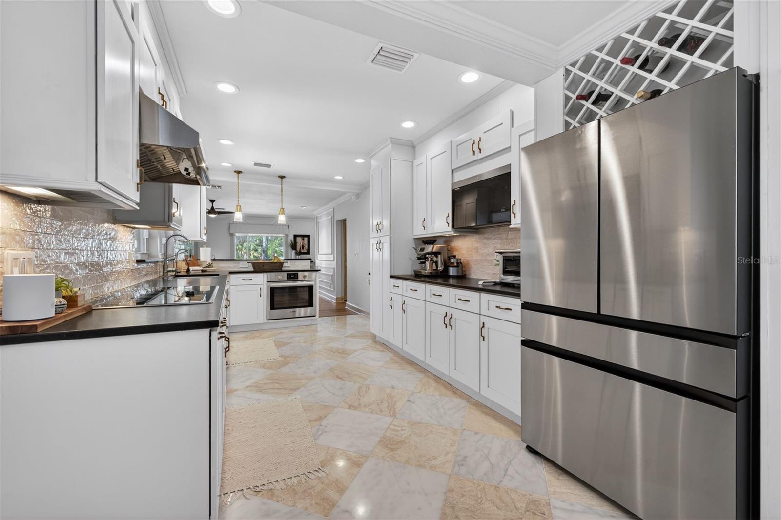 Listing photo id 13 for 3305 Perry Avenue