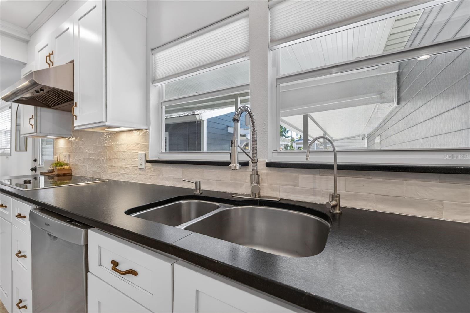 Listing photo id 14 for 3305 Perry Avenue