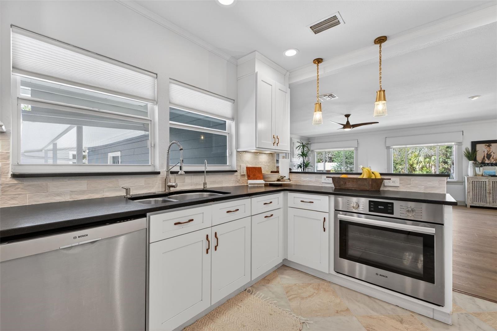 Listing photo id 15 for 3305 Perry Avenue