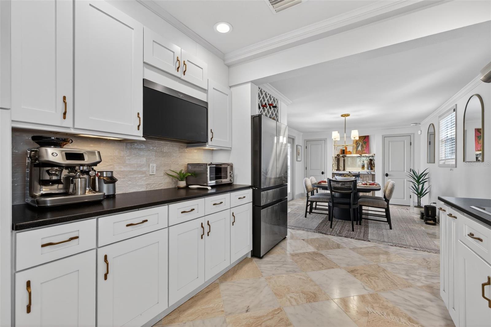 Listing photo id 16 for 3305 Perry Avenue