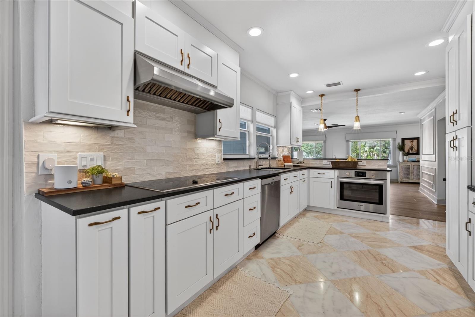 Listing photo id 17 for 3305 Perry Avenue