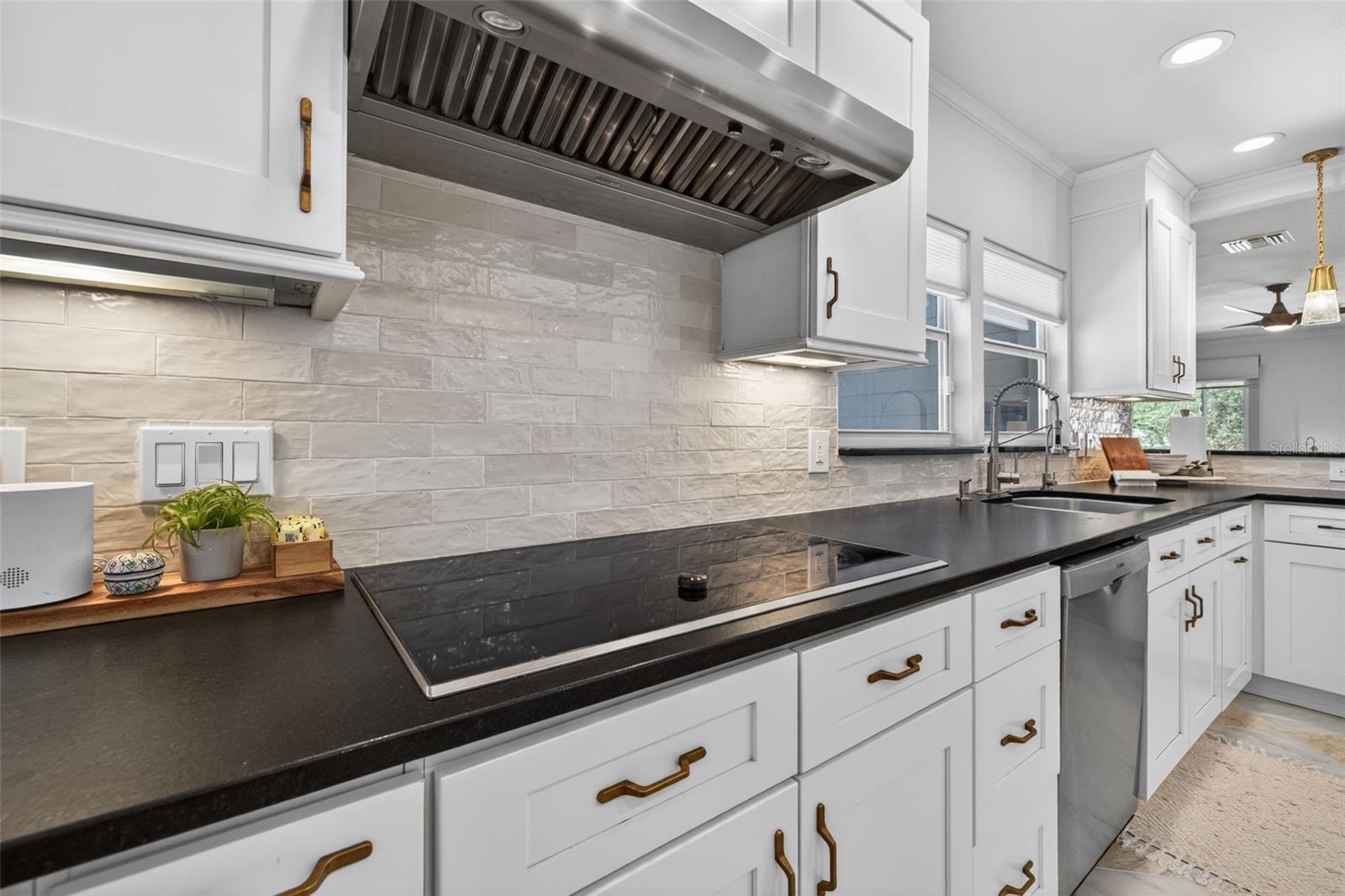 Listing photo id 18 for 3305 Perry Avenue