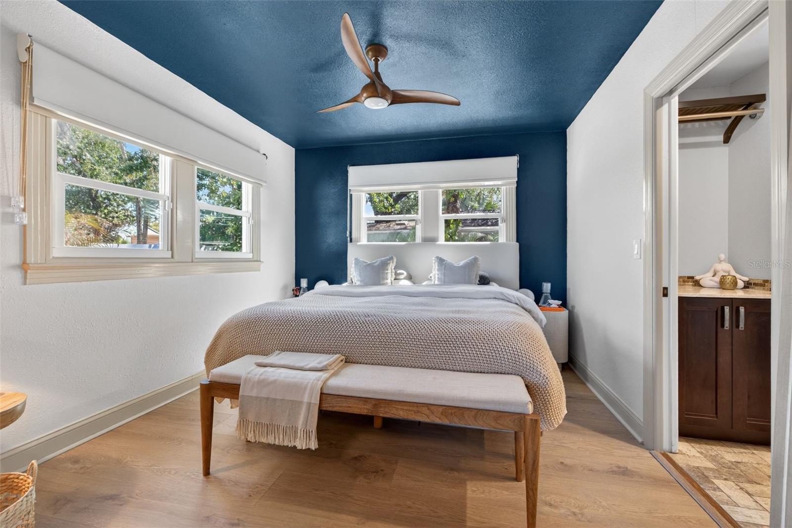 Listing photo id 23 for 3305 Perry Avenue