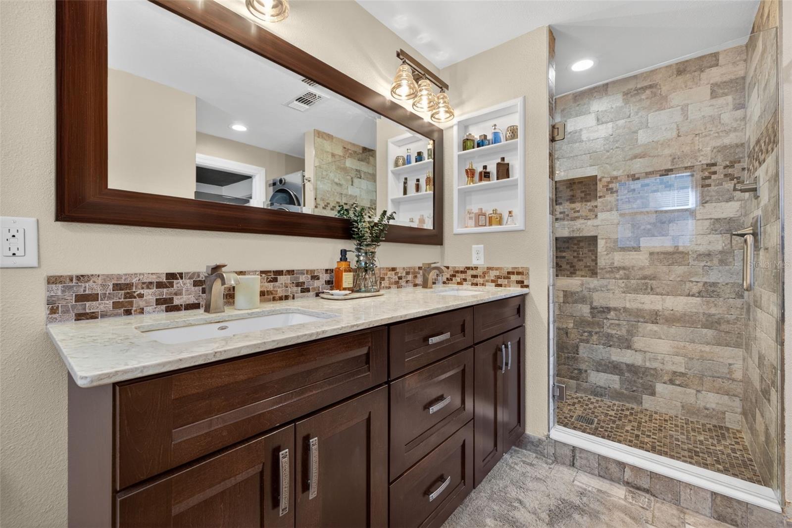 Listing photo id 28 for 3305 Perry Avenue