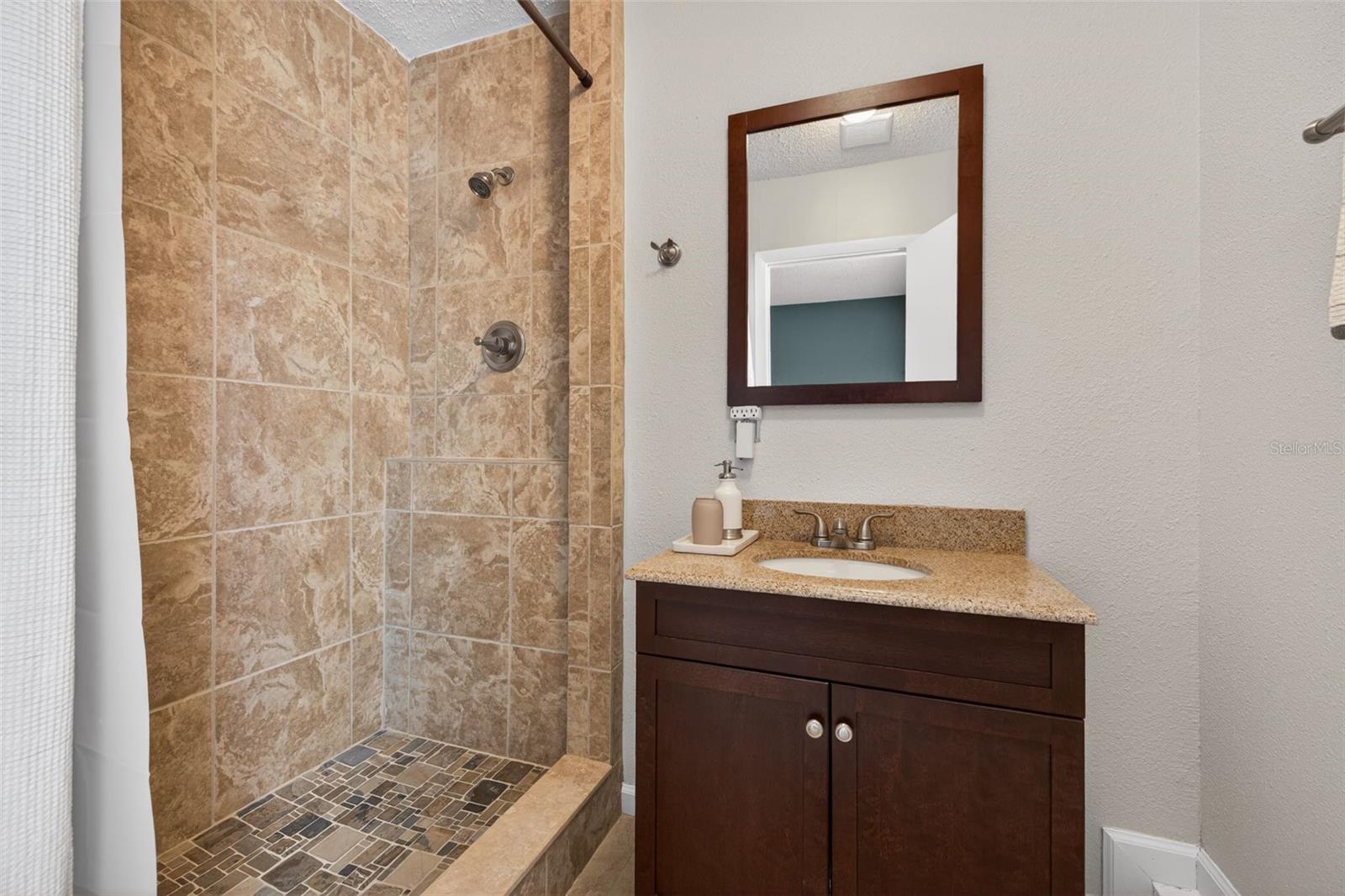 Listing photo id 41 for 3305 Perry Avenue