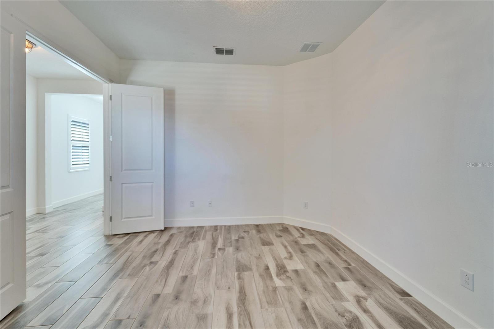 Image 23 of 51 For 729 Winterside Drive