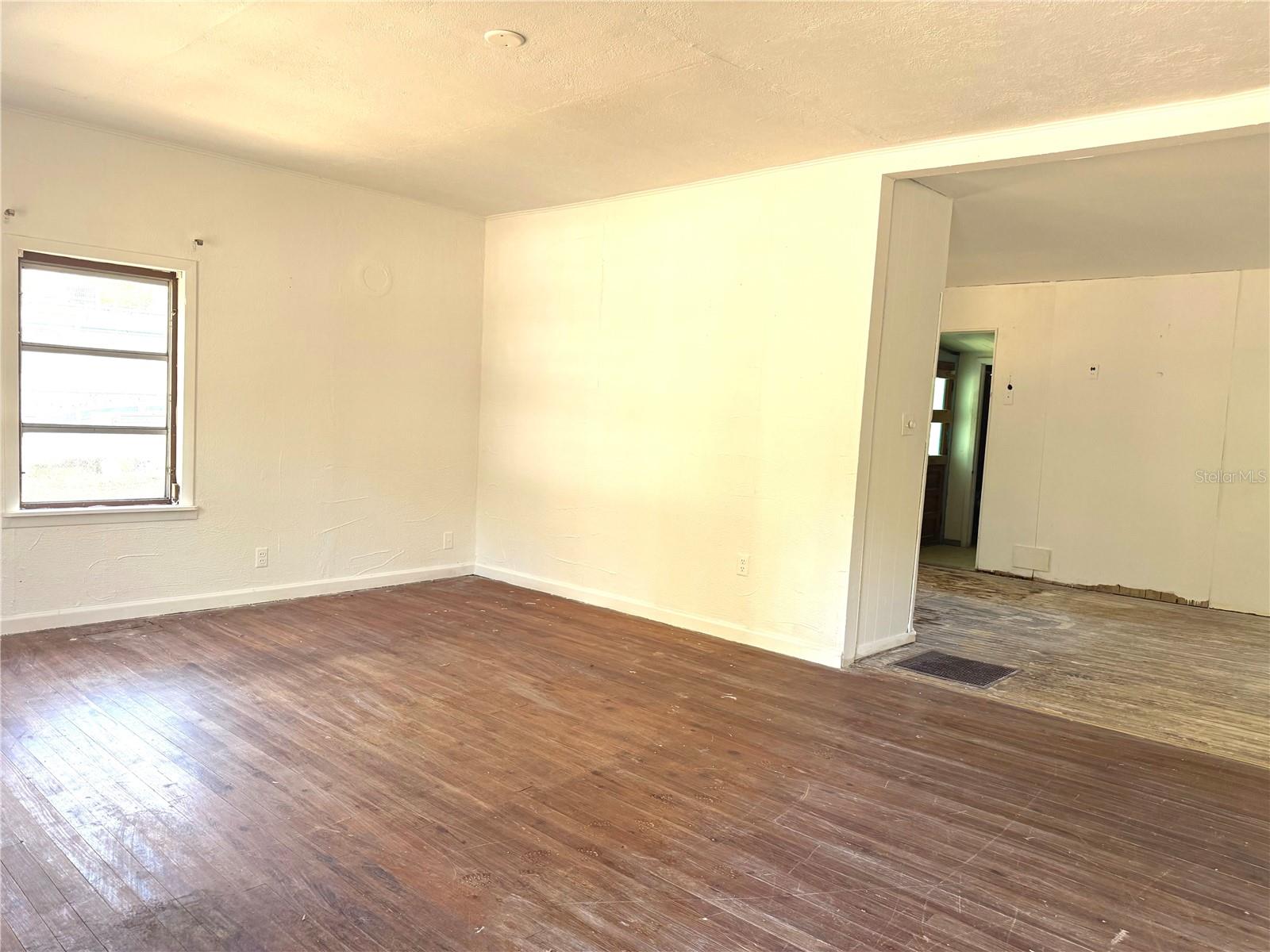 Image 6 of 14 For 147 Bieder Avenue