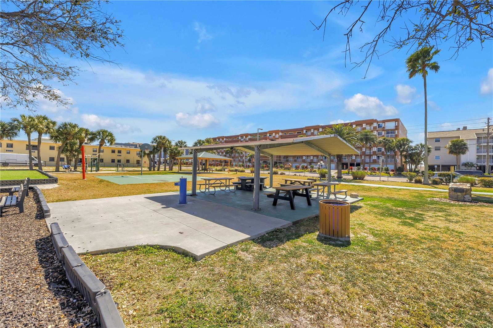 Listing photo id 85 for 103 Bath Club Concourse