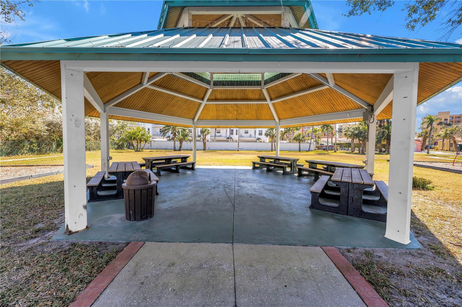 Listing photo id 87 for 103 Bath Club Concourse