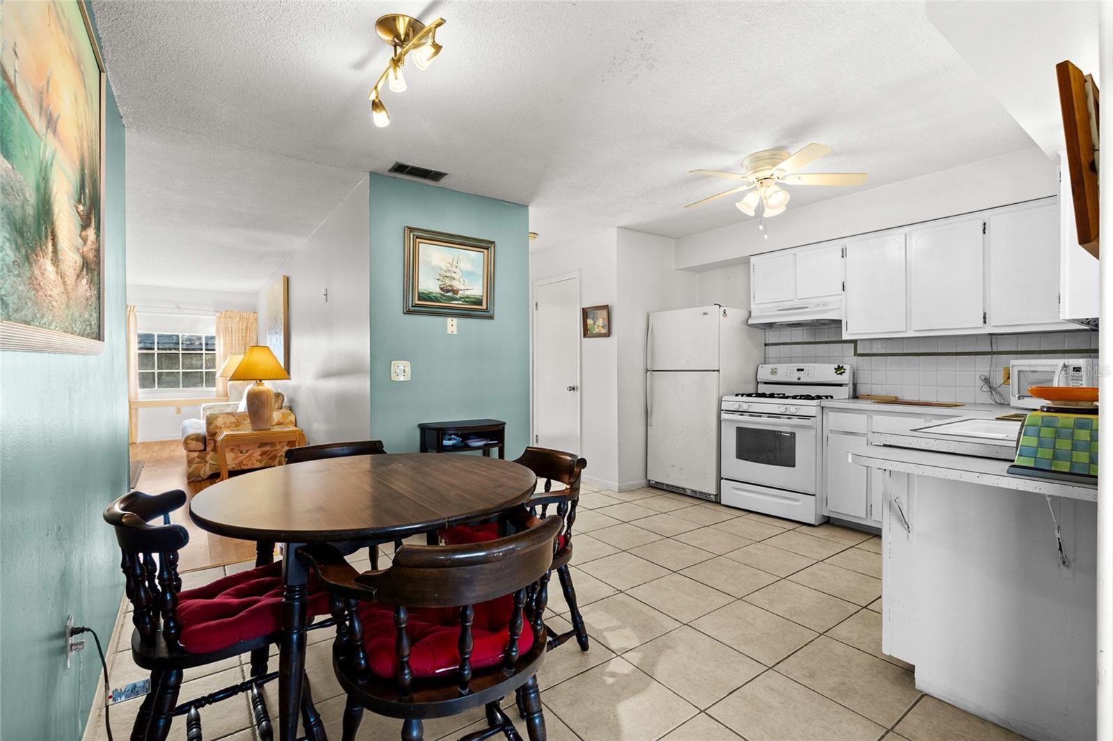 Image 16 of 36 For 10009 Tulip Street N