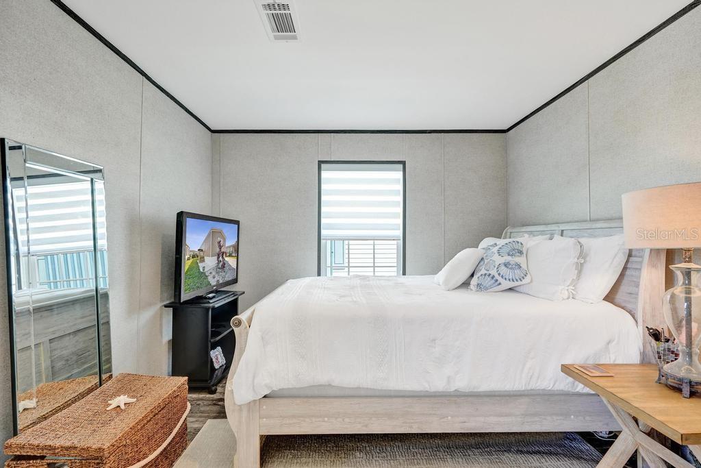 Image 2 of 36 For 315 Cardinal Ne #l15