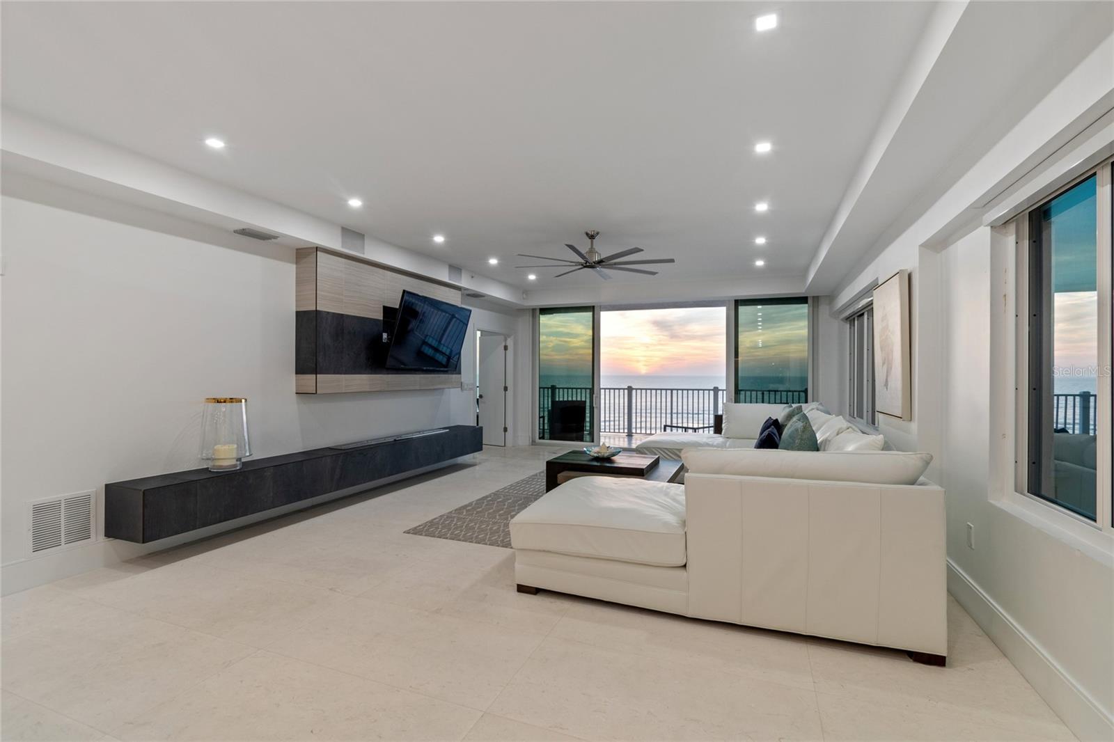 Listing photo id 9 for 19600 Gulf Boulevard 402