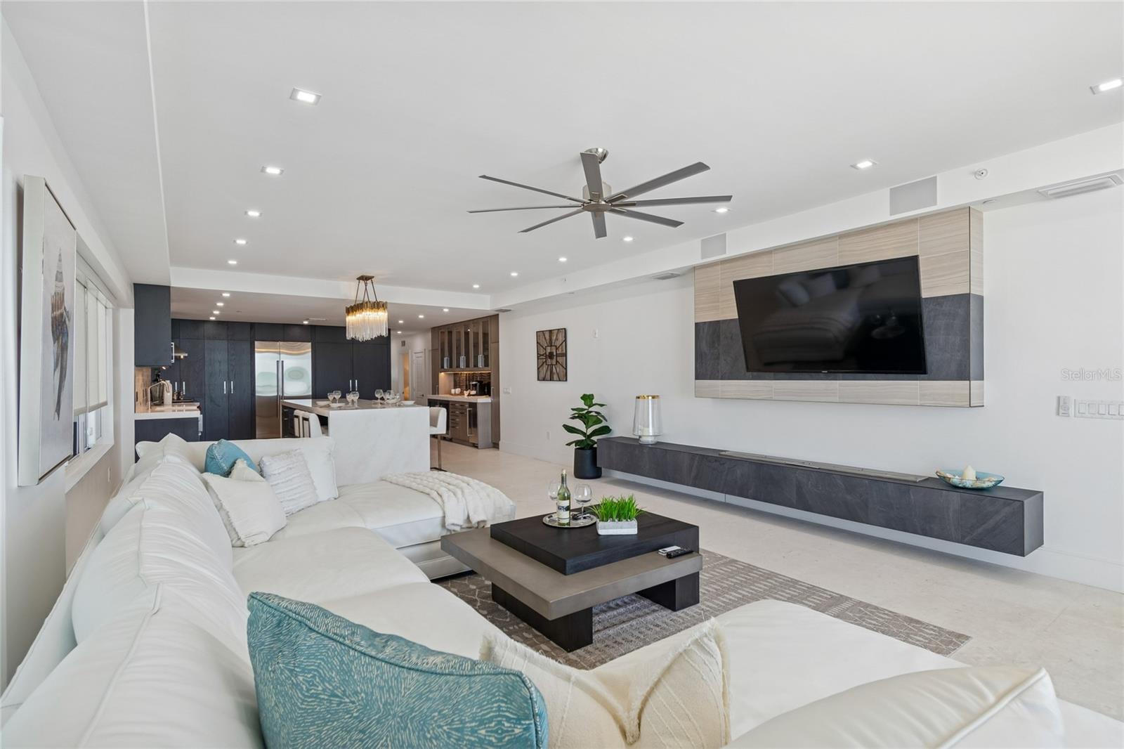 Listing photo id 12 for 19600 Gulf Boulevard 402